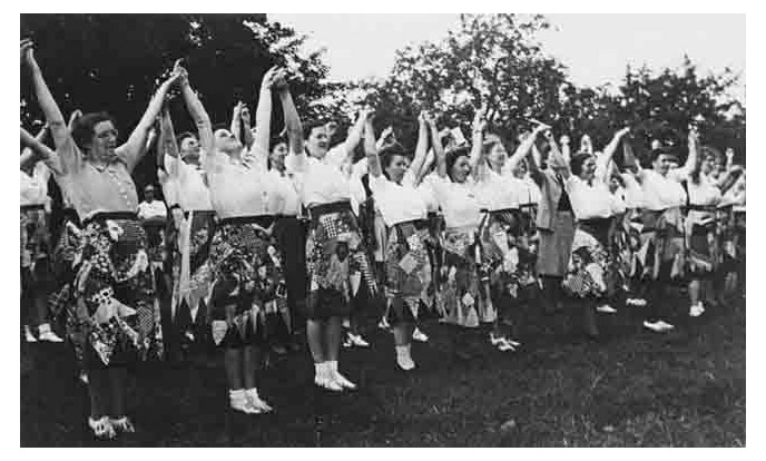 oefenen voor feestrokkendefile op binnenhof in den haag 2 september 1948