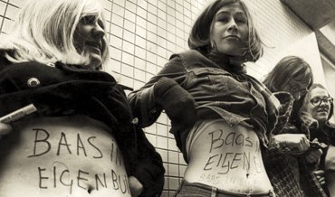 dolle mina's demonstreren voor recht op geboortebeperking en abortus in 1970 in Utrecht