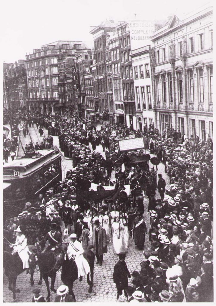 Demonstranten op het Rokin in Amsterdam tijdens de demonstratie op 18 juni 1916 (collectie Atria)