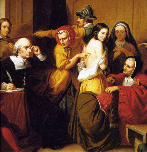3 vrouwen staan om een vrouw met ontblootte rug en een prikt in haar huid, terwijl een rechter toekijkt