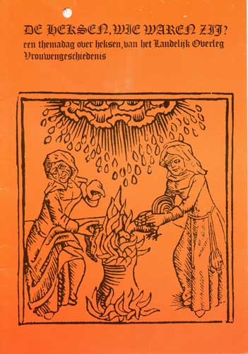 oranje omslag met tekst De heksen wie waren zij? en tekening van 2 vrouwen rond een vuur die beiden een beest vlakbij het vuur houden