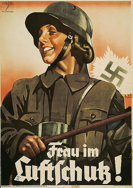 vrouw in legeruniform en helm met op de achtergrond een hakenkruis