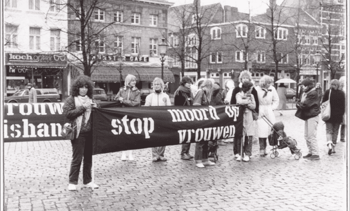 vrouwen demonstreren op plein met spandoek waarop staat 'stop moord op vrouwen'