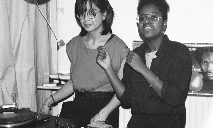 zwart-wit foto: 2 vrouwen achter de draaitafel