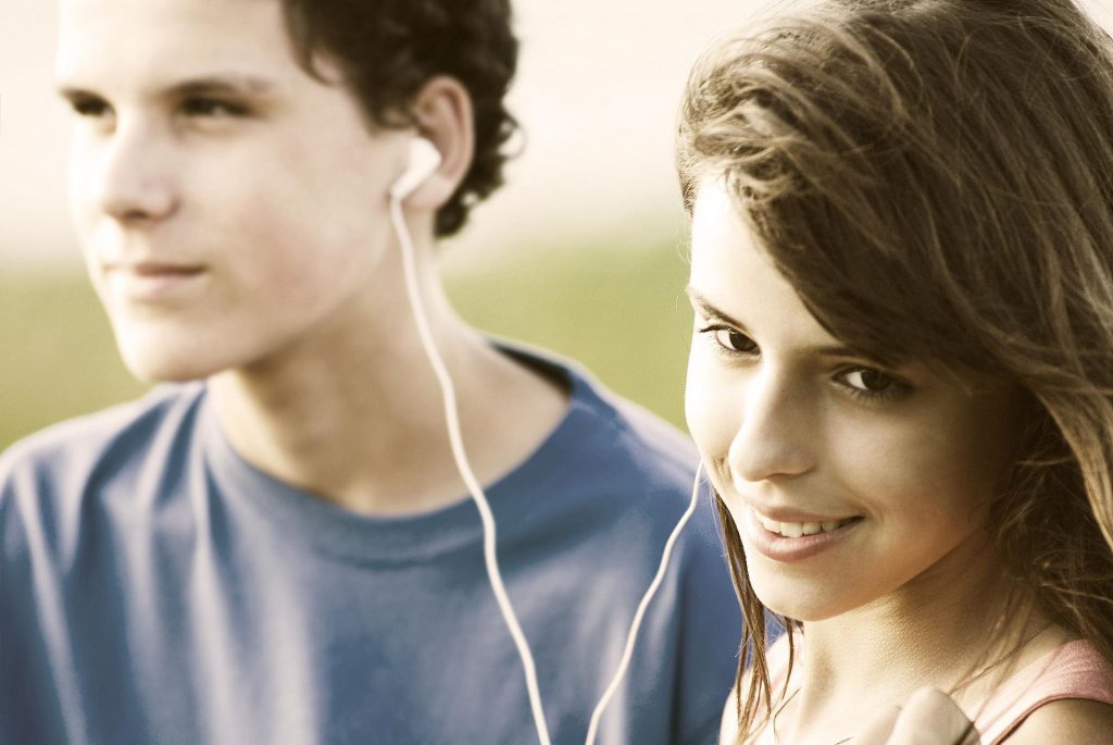 Jongen en meisje luisteren muziek